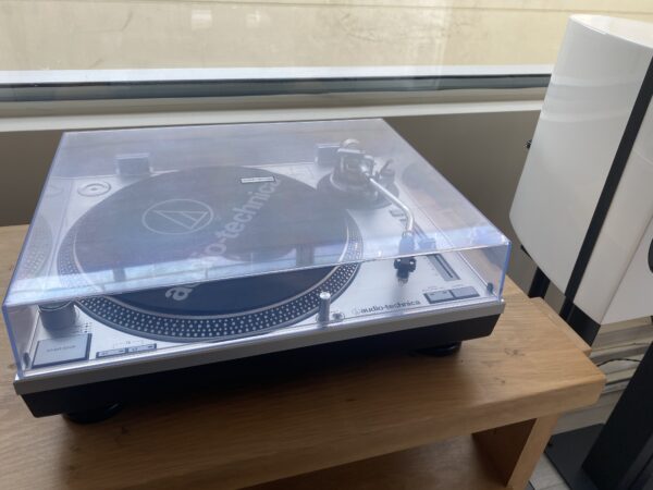 Tornamesa Audio Technica AT-LP120-USB + prephono AT-PEQ30