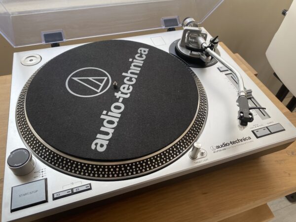 Tornamesa Audio Technica AT-LP120-USB + prephono AT-PEQ30