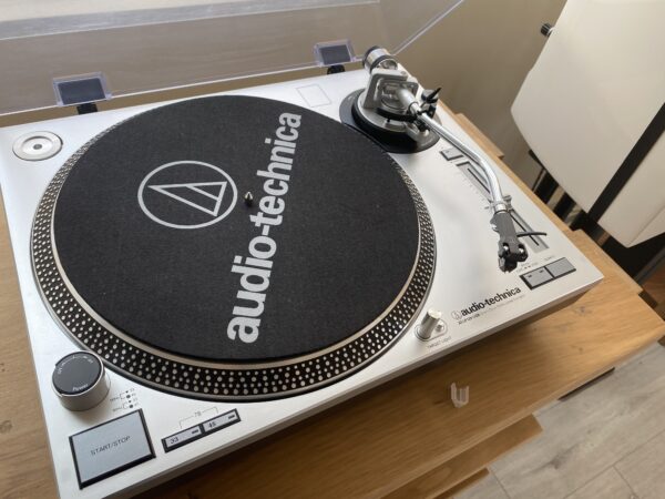 Tornamesa Audio Technica AT-LP120-USB + prephono AT-PEQ30